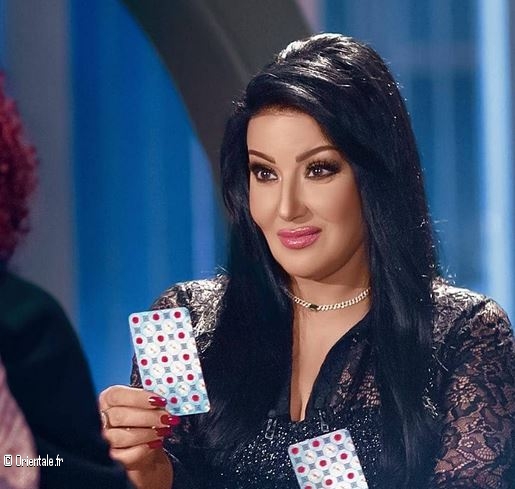 Somaya El Khashab joue aux cartes