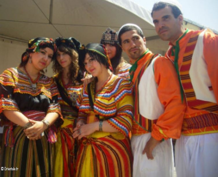 Des femmes et des hommes kabyles en tenue traditionnelle