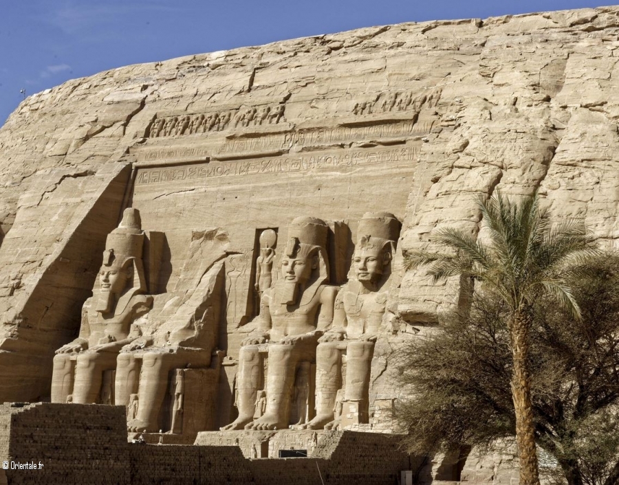 Extérieur du grand temple d'Abou Simbel à la gloire de Ramsès II