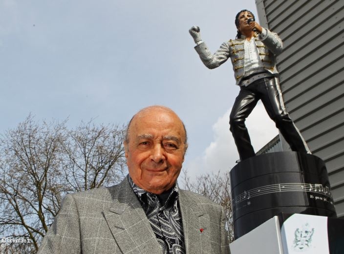 Mohamed Al Fayed pose devant la statue de Michael Jackson