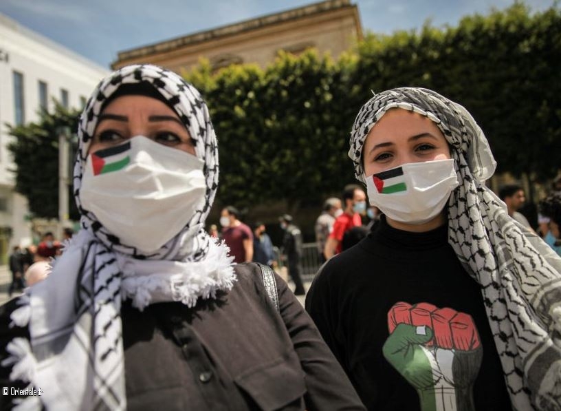 Des jeunes femmes manifestent en faveur de la Palestine