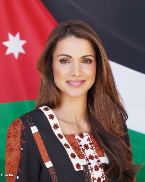 Rania de Jordanie en tenue folklorique