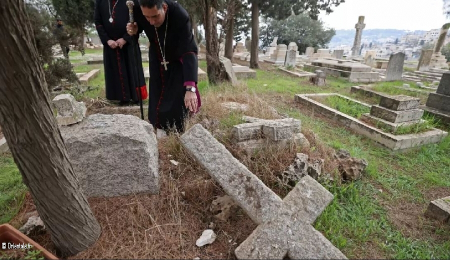 Un prêtre découvre une tombe profanée dans un cimetière chrétien de Jérusalem
