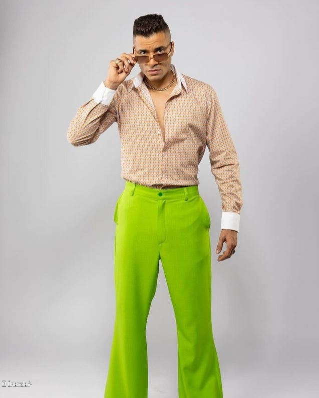 Hassan Shakosh en pantalon vert fluo