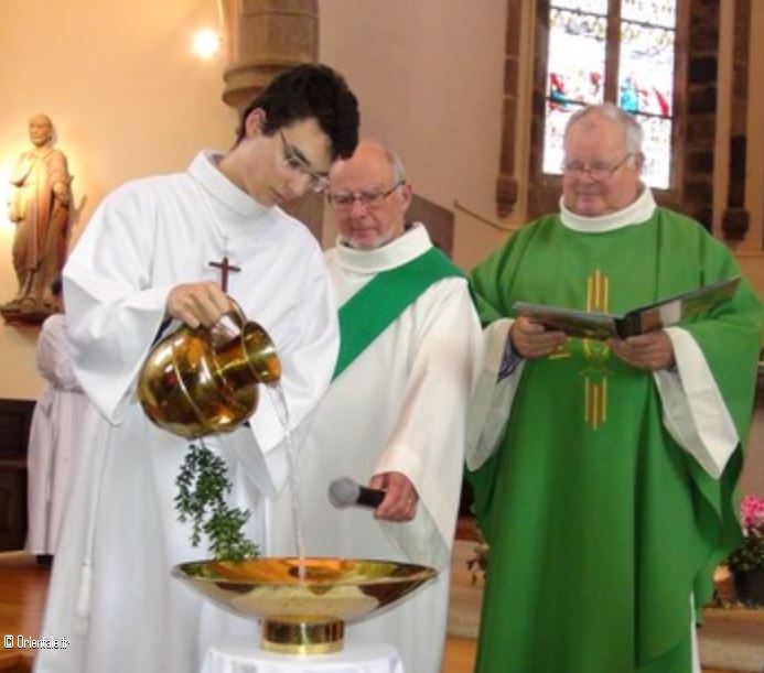 L'eau va tre verse dans la cuve puis bnite avant l'aspersion du rite pnitentiel