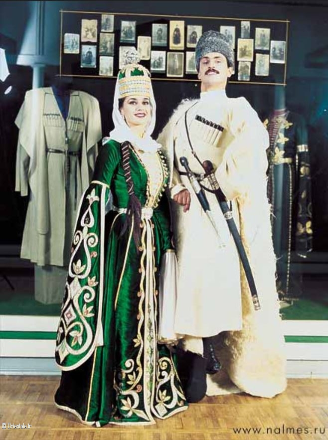 Couple de Circassiens en tenues traditionnelles