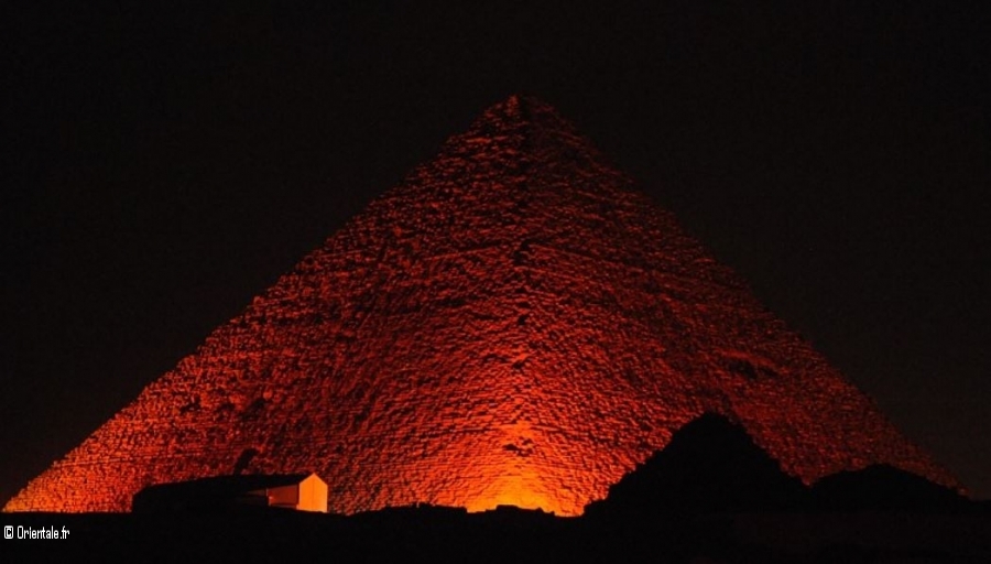 Pyramide de Khops sur le plateau de Guizeh, claire de nuit