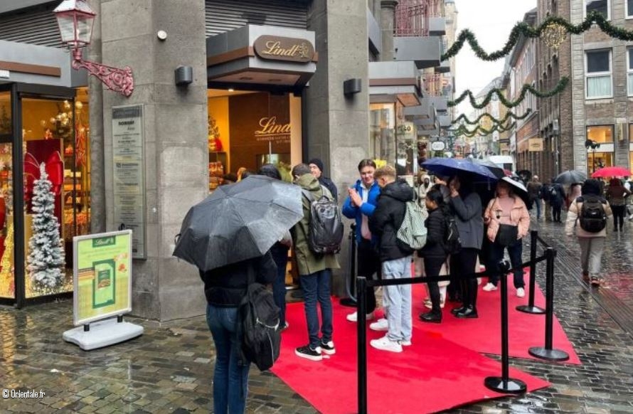 Des clients du magasin Lindt  Aix-la-Chapelle viennent pour goter le Duba Chocolat