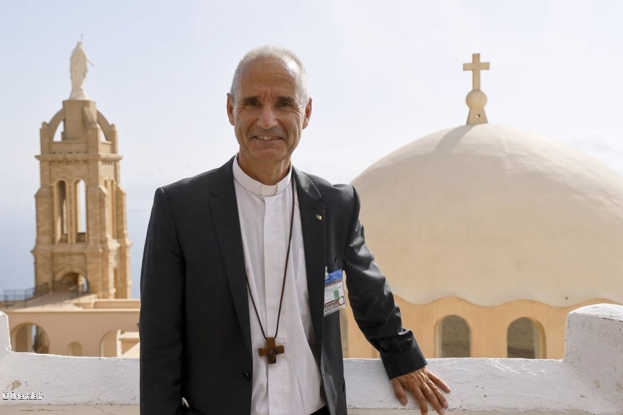 L'Archevque d'Alger, Jean-Paul Vesco, prend la pose devant la basilique d'Alger