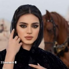 Femme arabe devant des chevaux